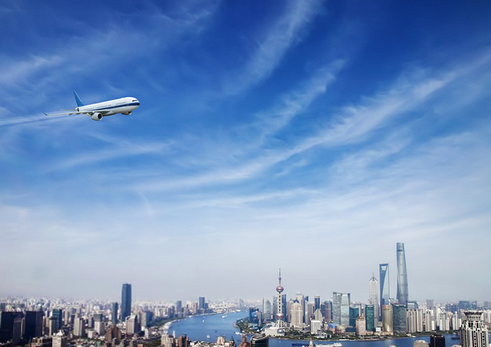 上海外灘上空的飛機
